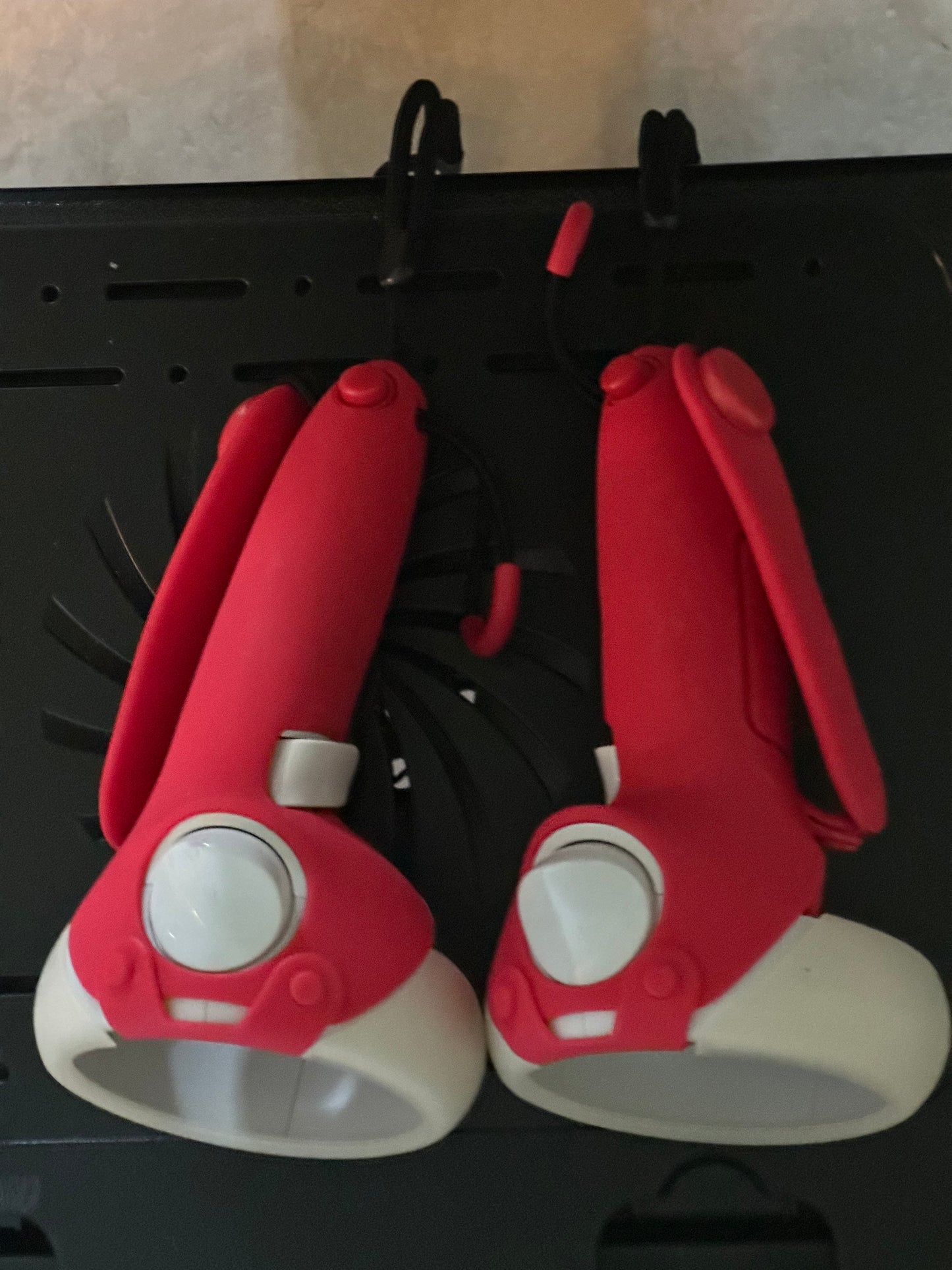 Genuine Meta Left and Right Oculus Quest 2 with Non-Slip Silicone Controller Touch Grip Case Red Pre-owned