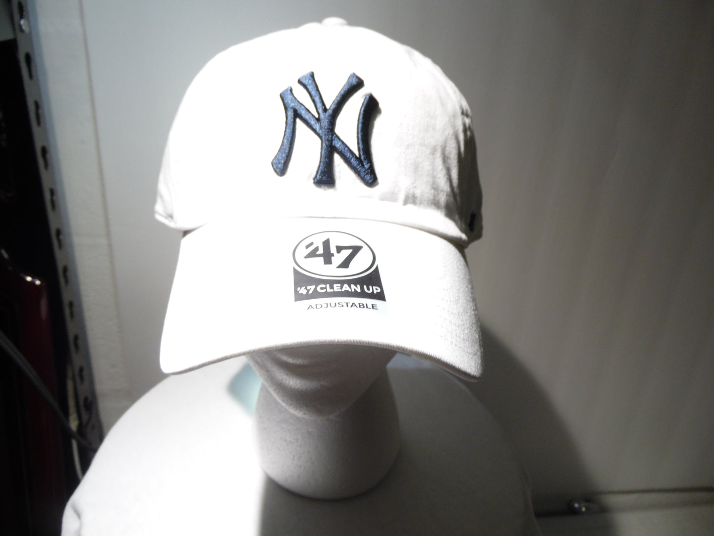 Clean Up Classic Relaxed Strap Back Hat 47 New York Yankees White & Blue Logo
