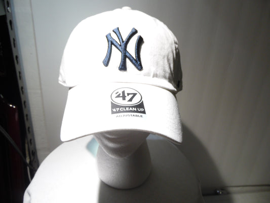 Clean Up Classic Relaxed Strap Back Hat 47 New York Yankees White & Blue Logo