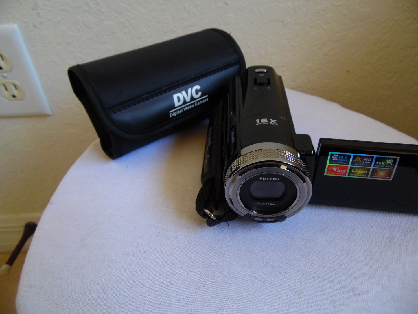 DVC Digital Video Camera Full HD 1280x720P Max 16 Mega Pixels No Power Cord Comes with Case & Battery