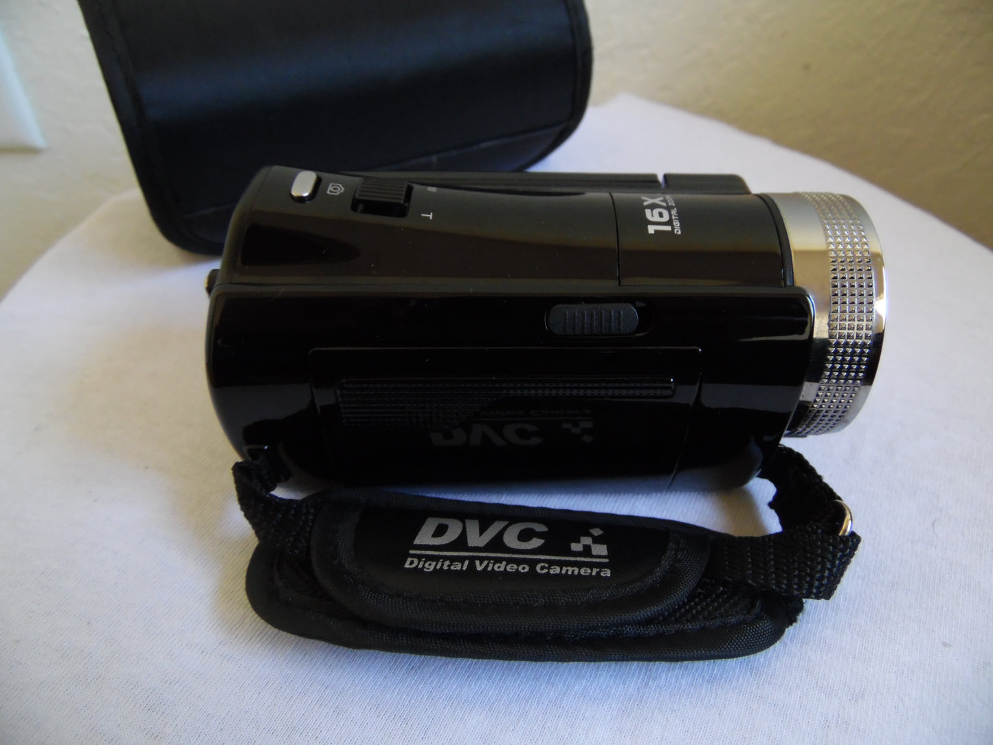 DVC Digital Video Camera Full HD 1280x720P Max 16 Mega Pixels No Power Cord Comes with Case & Battery