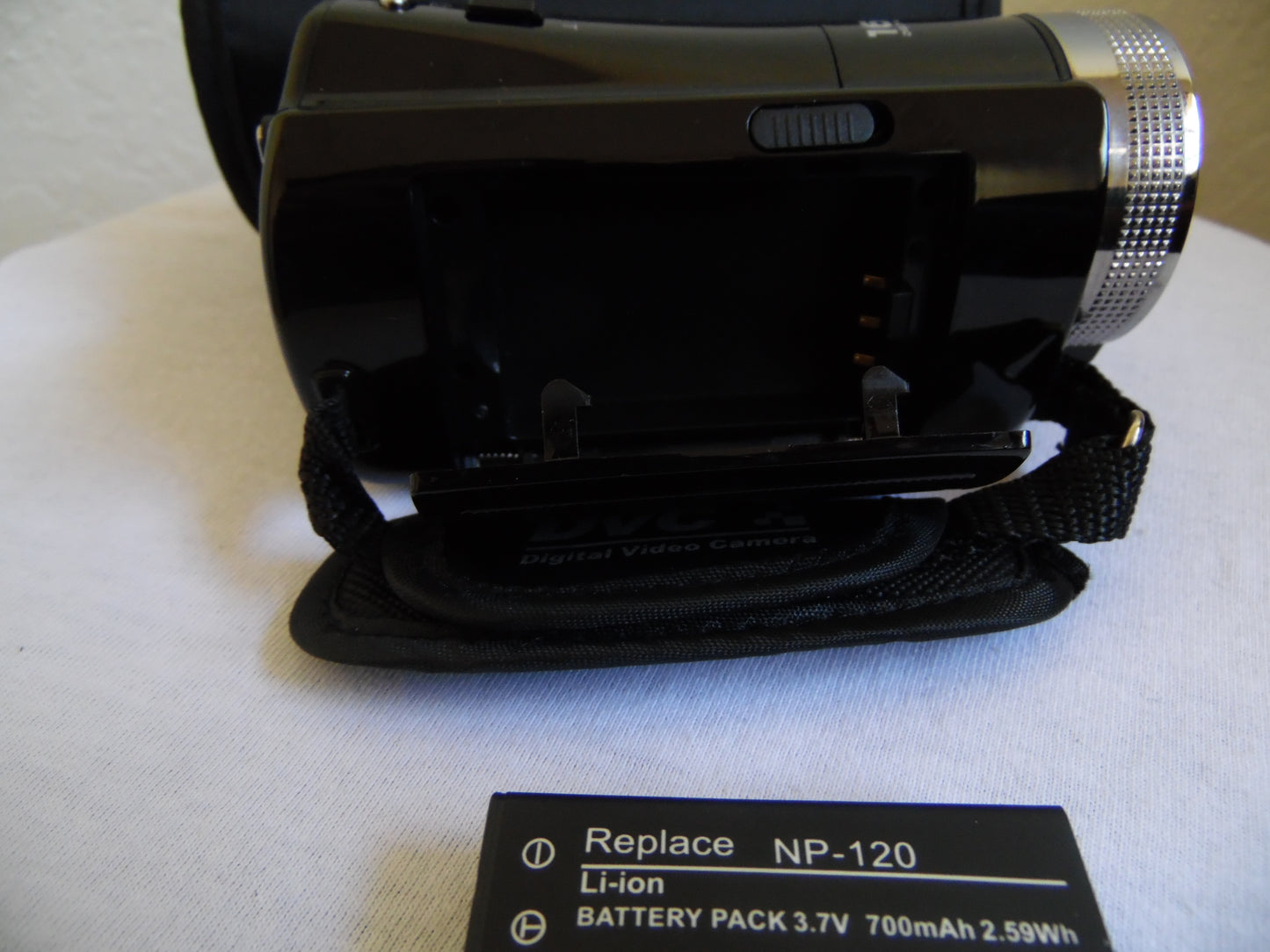 DVC Digital Video Camera Full HD 1280x720P Max 16 Mega Pixels No Power Cord Comes with Case & Battery