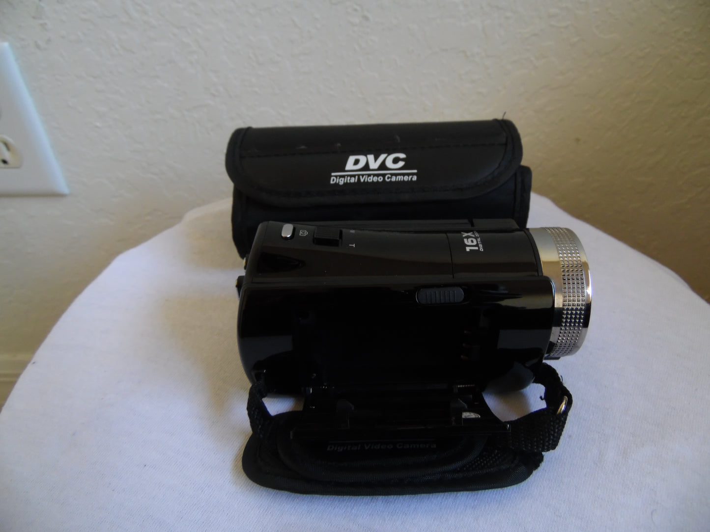 DVC Digital Video Camera Full HD 1280x720P Max 16 Mega Pixels No Power Cord Comes with Case & Battery