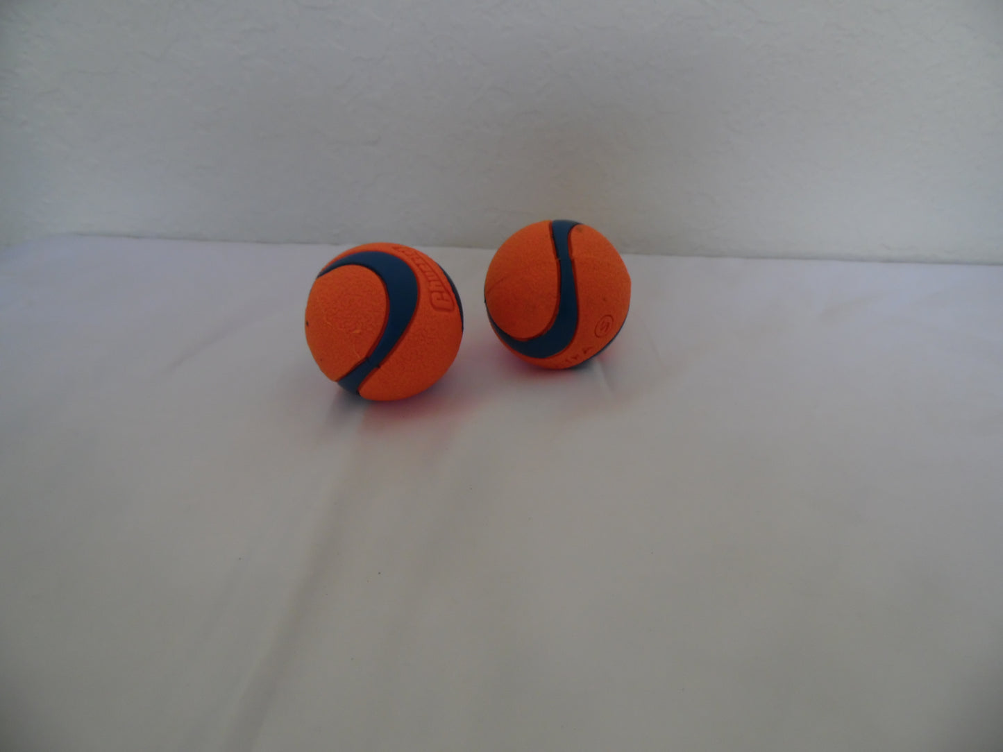 Ultra Ball Dog Toy Chuckit Medium (2.5 Inch Diameter) Pack of 2, breeds 20-60 Lb.