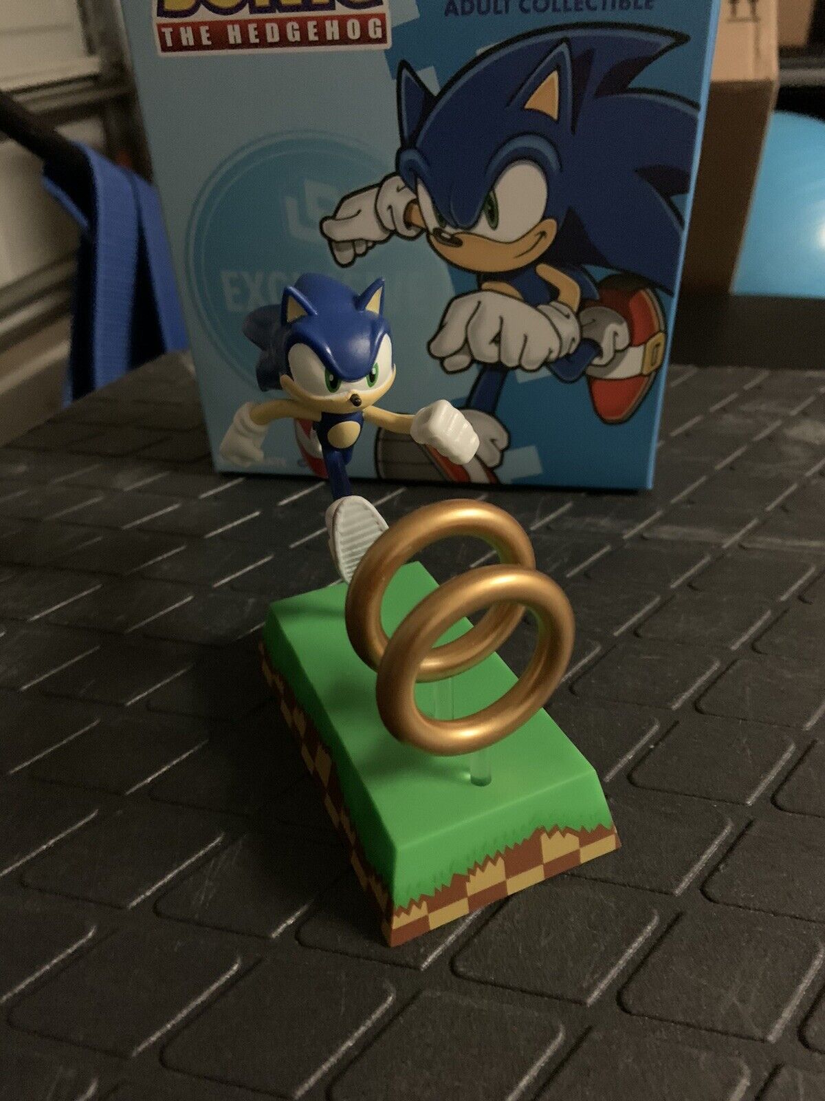 Loot Crate - Sega - Sonic the Hedgehog  and Rings - Adult Collectible Figure