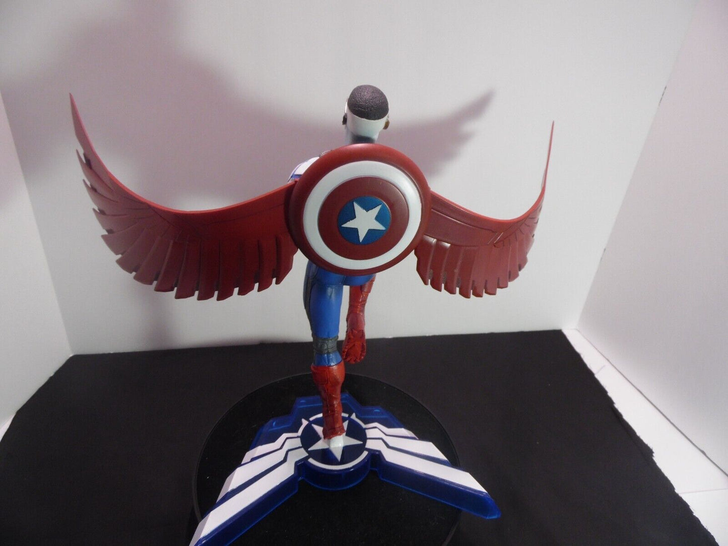 Diamond Marvel Gallery Sam Wilson Captain America PVC Diorama 10" Statue